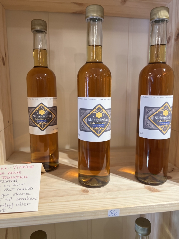 PRISVINNER: Fruktvin av molte med bj&oslash;rkeseje ble k&aring;ret til beste fruktvin i NM.