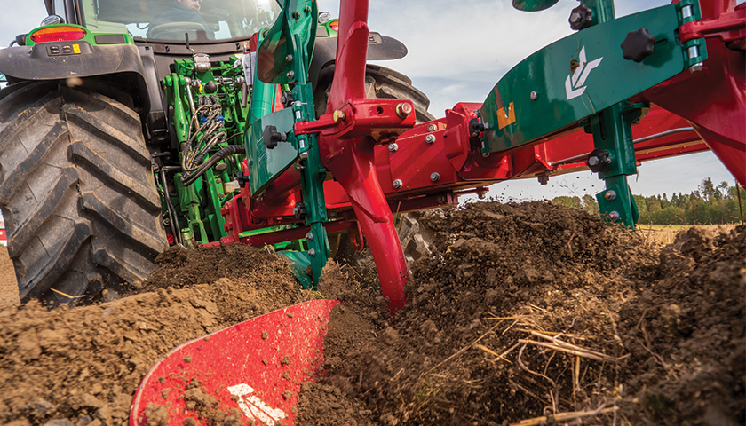 Traktor i arbeid på jorde