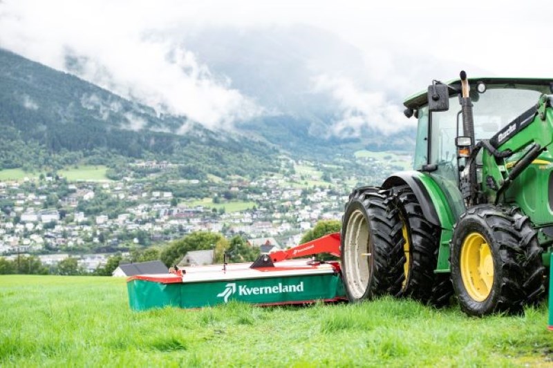 Kverneland slåmaskin og traktor