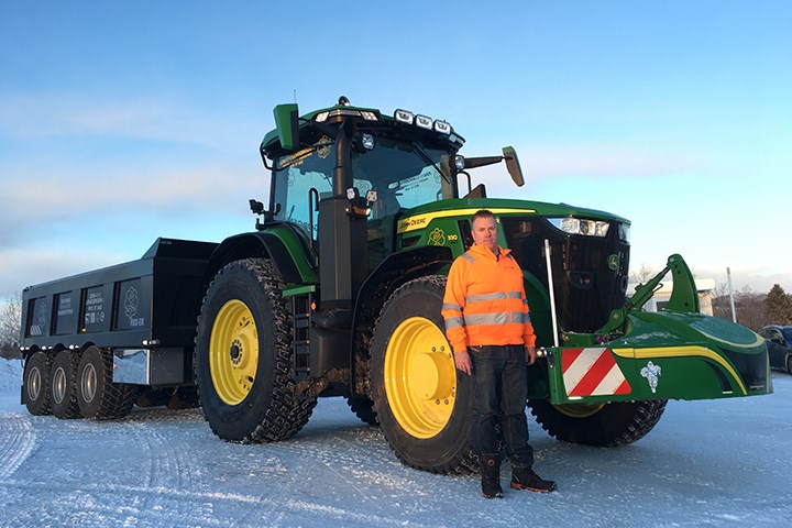 Her mottar Langørgen sin John Deere nummer 60
