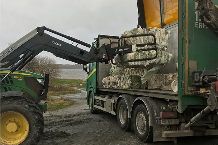 Gratis henting av rundballeplast