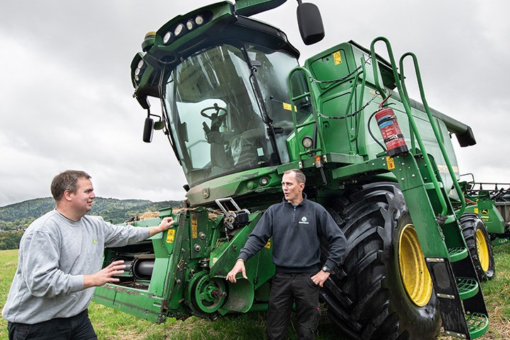 Tor Magne Bø og Henrik Kjeldsen ved traktor