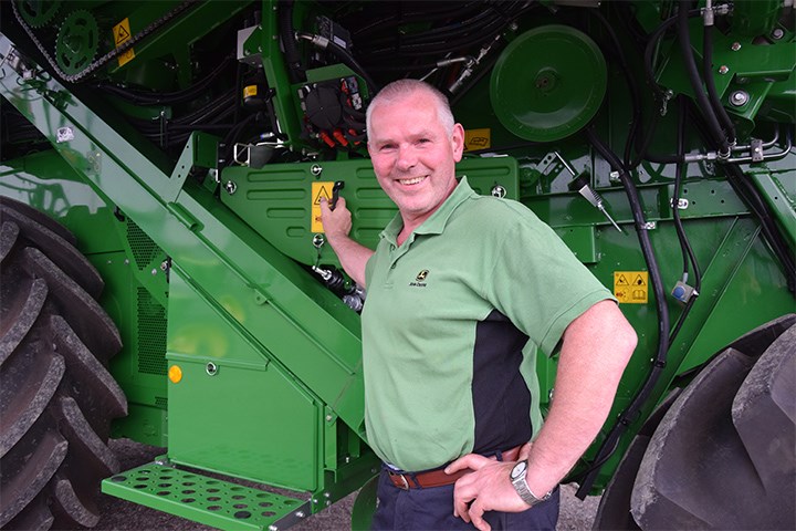 Lars Stokke foran traktor