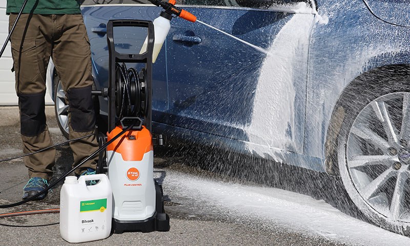 Avbildet: Bil som skumlegges med høytrykksvasker