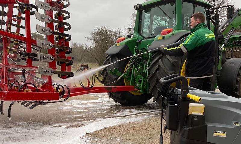 Mann som vasker husdyrsrom