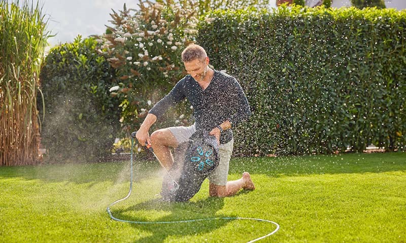 Mann spyler Gardena robotgressklipper