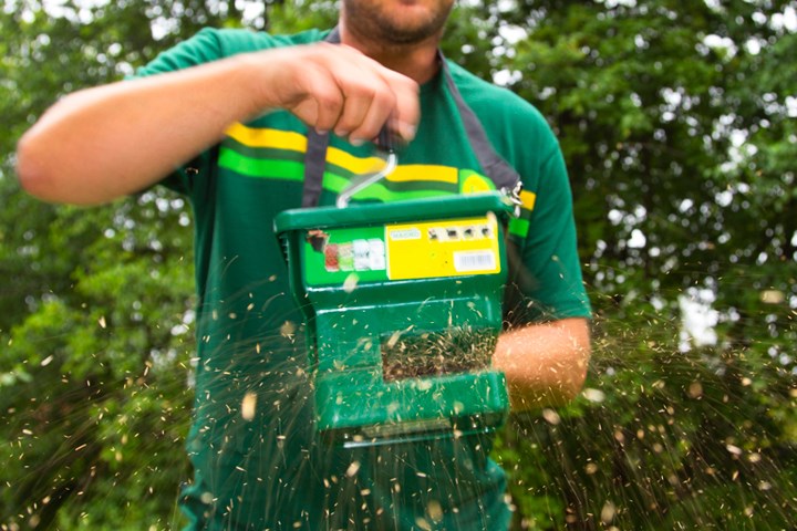 Avbildet: Mann som sprer gjødsel