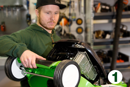 Løft forhjulene for å gjøre rent under gressklipperen. Da renner ikke oljen inn i luftfilteret eller eksosen, sier servicetekniker Henning Stormo i Felleskjøpet. Tips 1