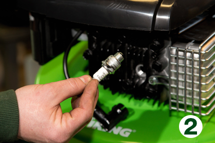 Tennpluggen kan du fint skifte selv – og det bør du gjøre etter ca. 100 timers drift. . Tips 2