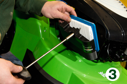 Luftfilteret er det ingen sak å skifte selv – vanligvis er det bare en skrue som må løsnes. Nytt filter får du kjøpt på Felleskjøpet. Tips 3