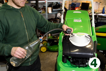 Sug opp bensinen eller kjør klipperen helt tom før du setter den vekk for vinteren. Husk at bensin er ferskvare. Tips 4