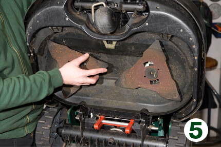 Sjekk om kniven under har hakk eller skader, eller om den er blitt skjev fordi du har kjørt borti steiner eller lignende. Tips 5