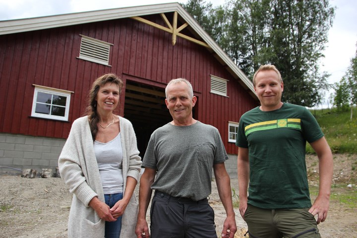 Kari Mette og Roy Brænd foran fjøset