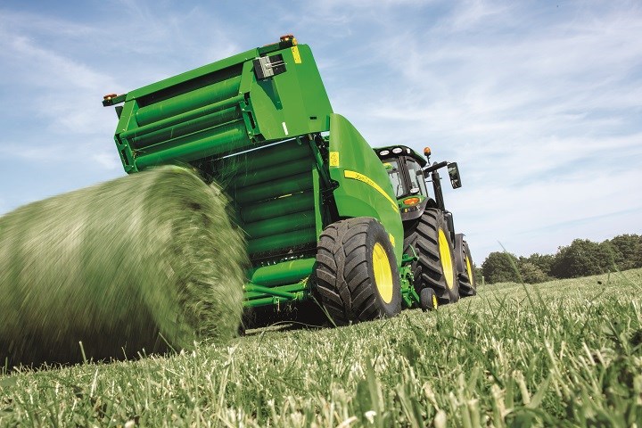 Traktor som lager rundballer