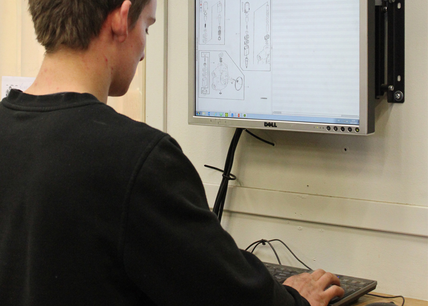 Til god hjelp: Strategisk plassert er en arbeidsterminal som mekanikerne kan bruke hvis de trenger å slå opp i manualer eller se på sprengskisser. Til god hjelp: Strategisk plassert er en arbeidsterminal som mekanikerne kan bruke hvis de trenger å slå opp i manualer eller se på sprengskisser.