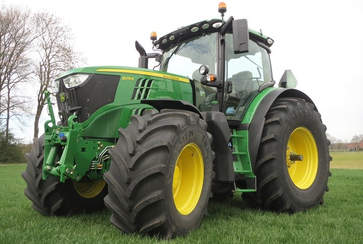 En traktor med Vredestein dekk