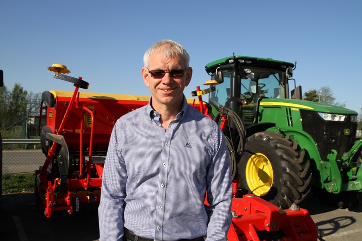 Frode Dahl foran traktor