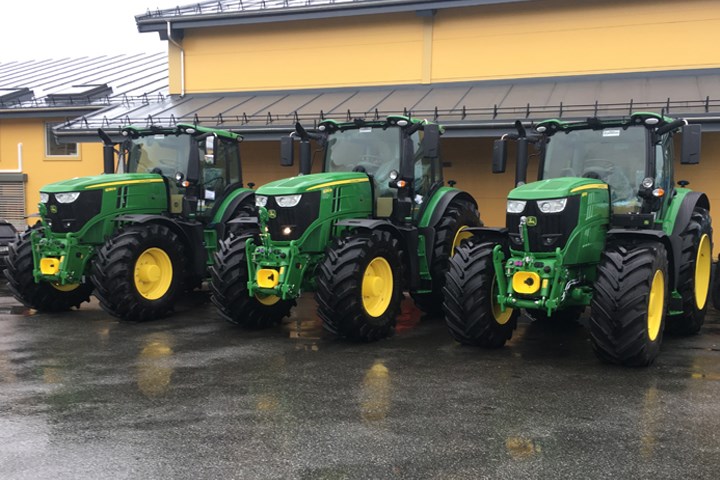 Tre John Deere traktorer