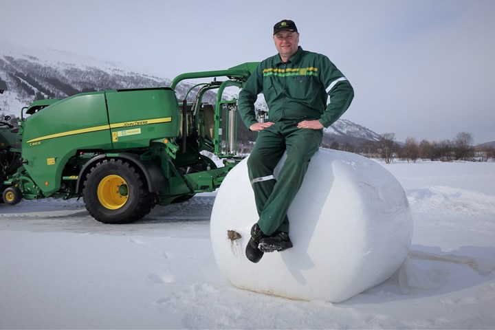 Jorulf Grue som sitter på en rundball