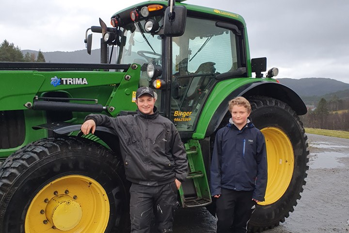 Arnfinn Gustad og sønn foran traktor