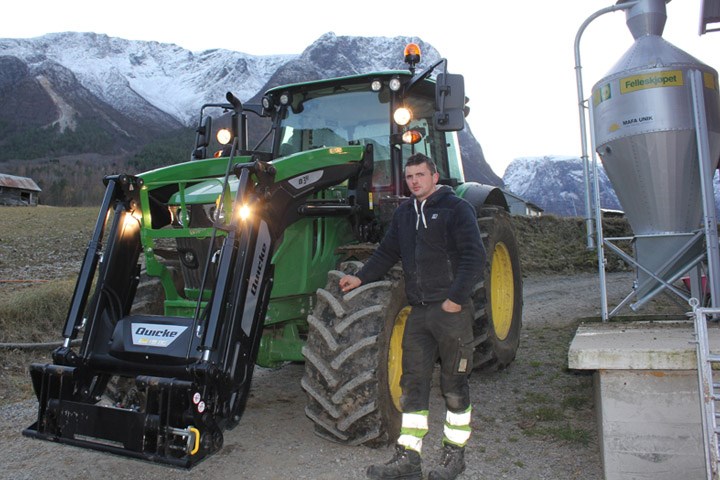Vegard Skogheim foran traktor