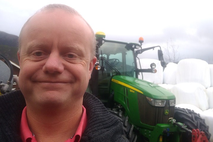 Olav Håkon Ulfnes foran traktor