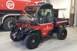 Gator i ny drakt med blålys