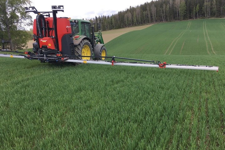Traktor i arbeid på åker