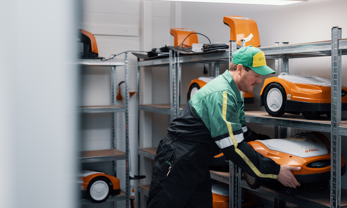 Ansatt som utfører service på robotklipper