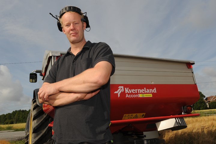Lars-Håkon Wennersberg med Kverneland gjødselspreder