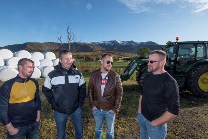 Bønder i samtale med felleskjøpets ansatte.