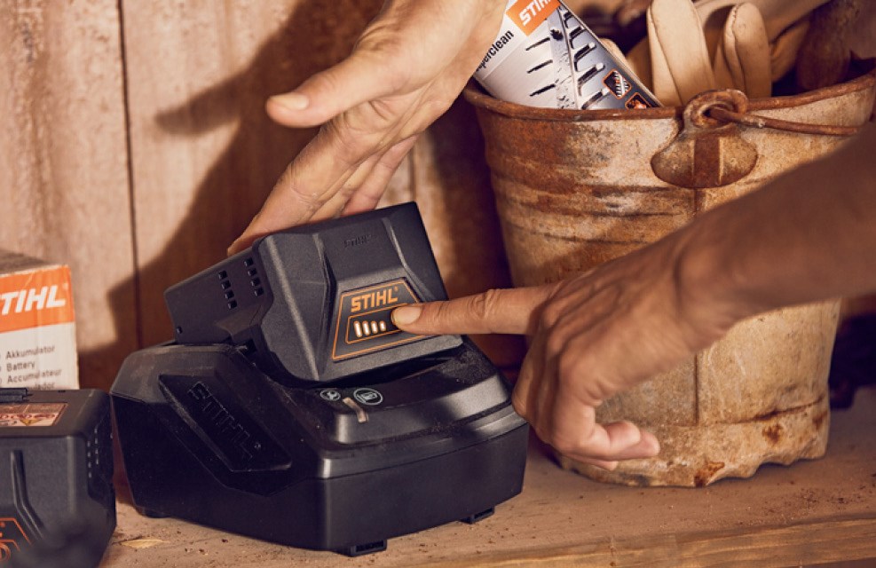 Hender som tester batteri