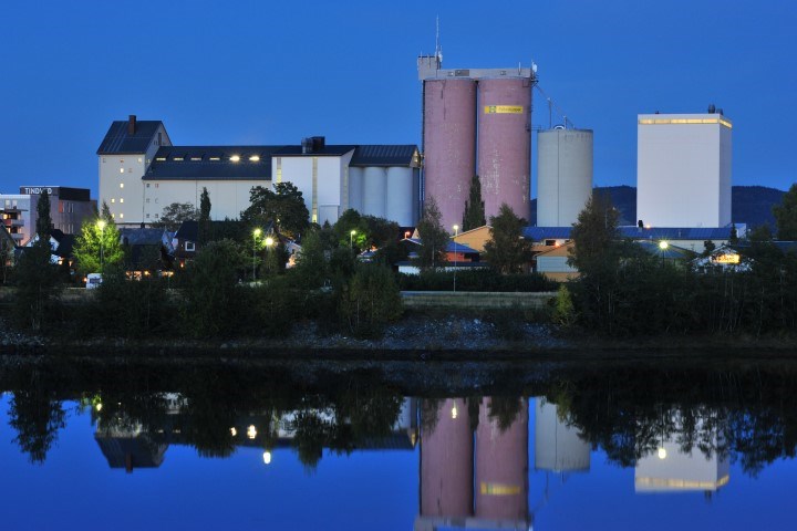 Verdal Kornsilo speiler seg i vannet. Foto