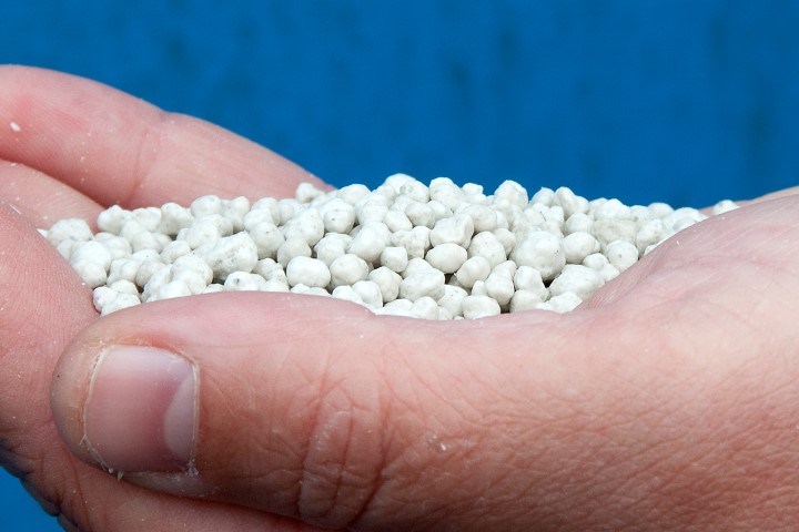 Hånd med gjødselkorn