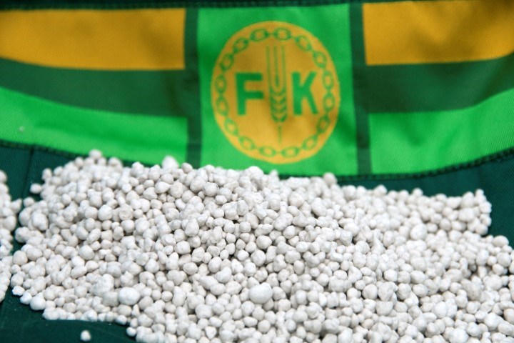 Gjødselkorn med Feleskjøplogo i bakgrunn.foto