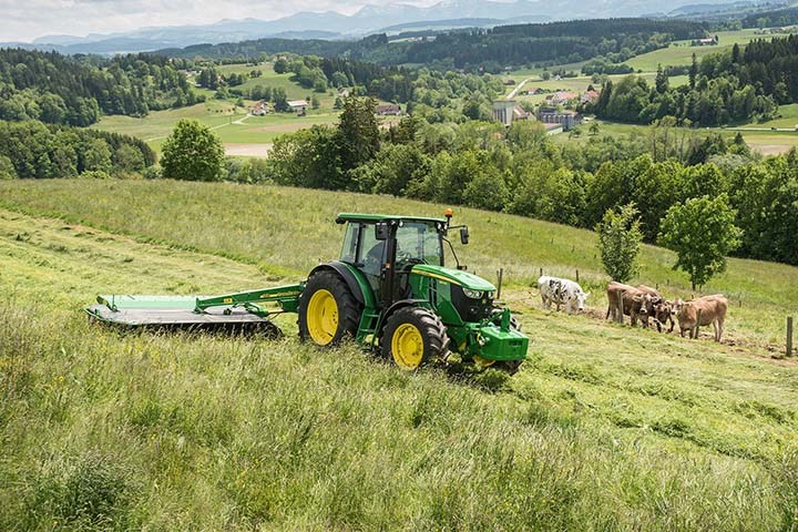 John Deere traktor på jordet