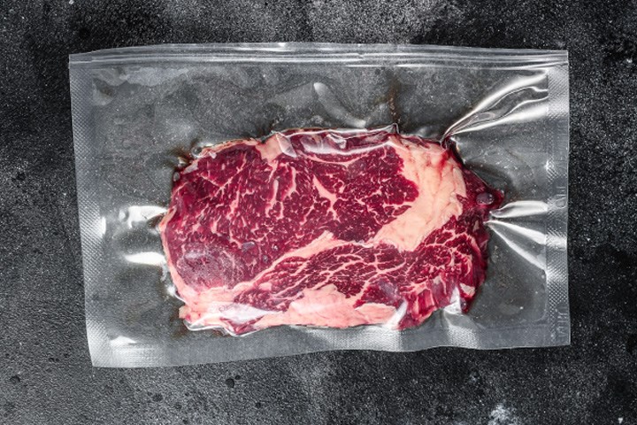 Nærbilde av kjøtt som er vakumpakket