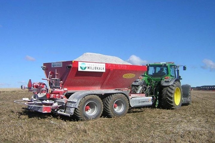 Traktor og henger med kalk