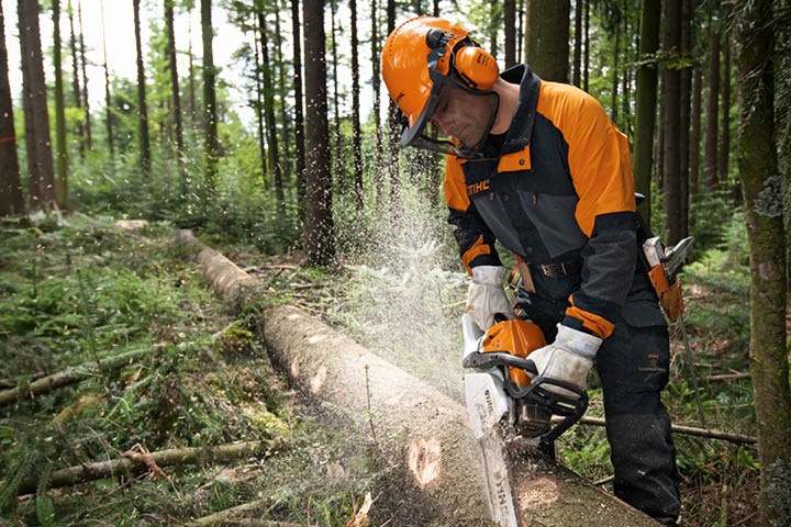 Mann med riktig verneutstyr fra Stihl som bruker en motorsag.