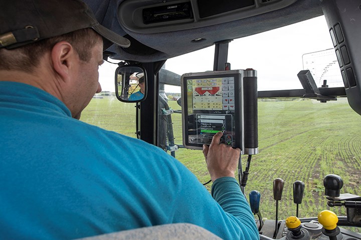 Bonde som bruker Tellus Pro-skjermen i traktor