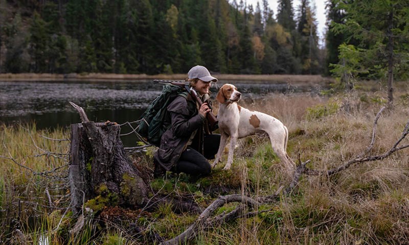 Eier og hjund på jakt i skogen