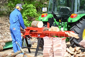 Vedkløyver og vedmaskin